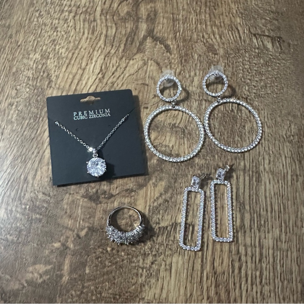 New Silver crystal jewelry set. Ring sz 8